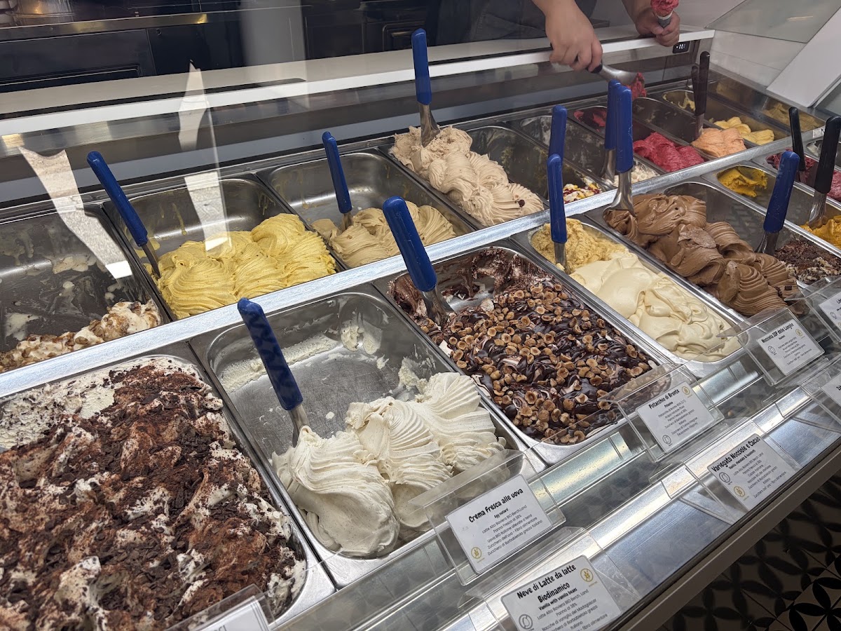 Un dettaglio della vetrina.