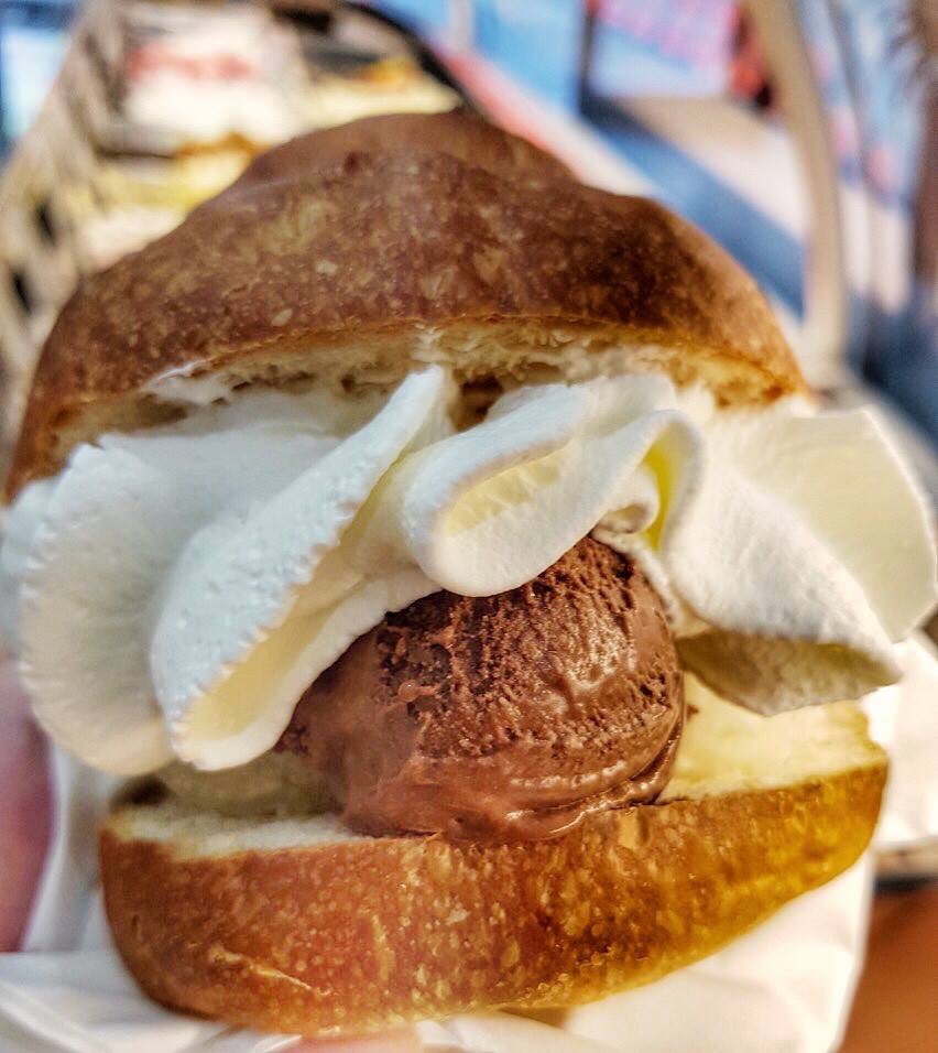Le vaschette in vetrina.