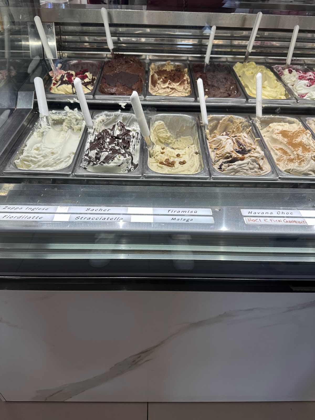 Un dettaglio della vetrina.