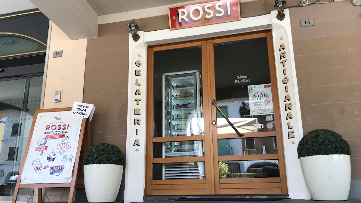 Il banco e la vetrina dei gusti.