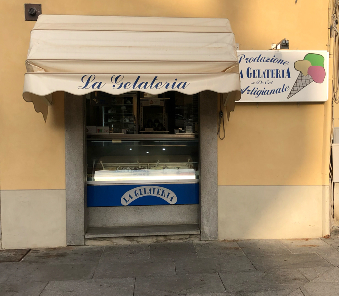 Il banco e la vetrina dei gusti.