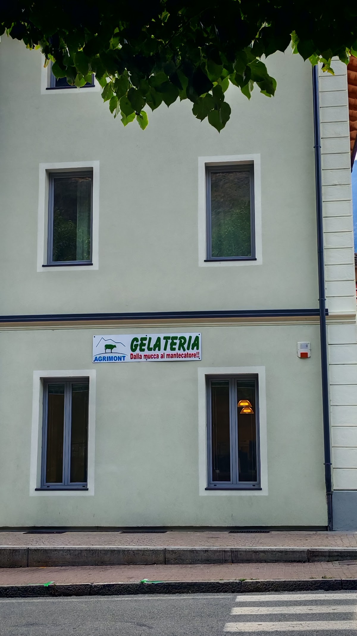 Un dettaglio della vetrina.
