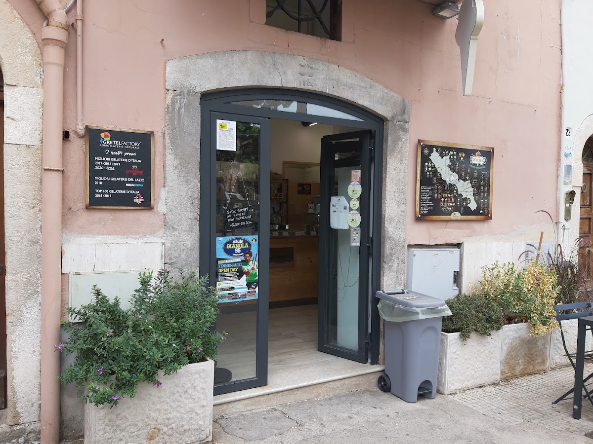 Il banco e la vetrina dei gusti.