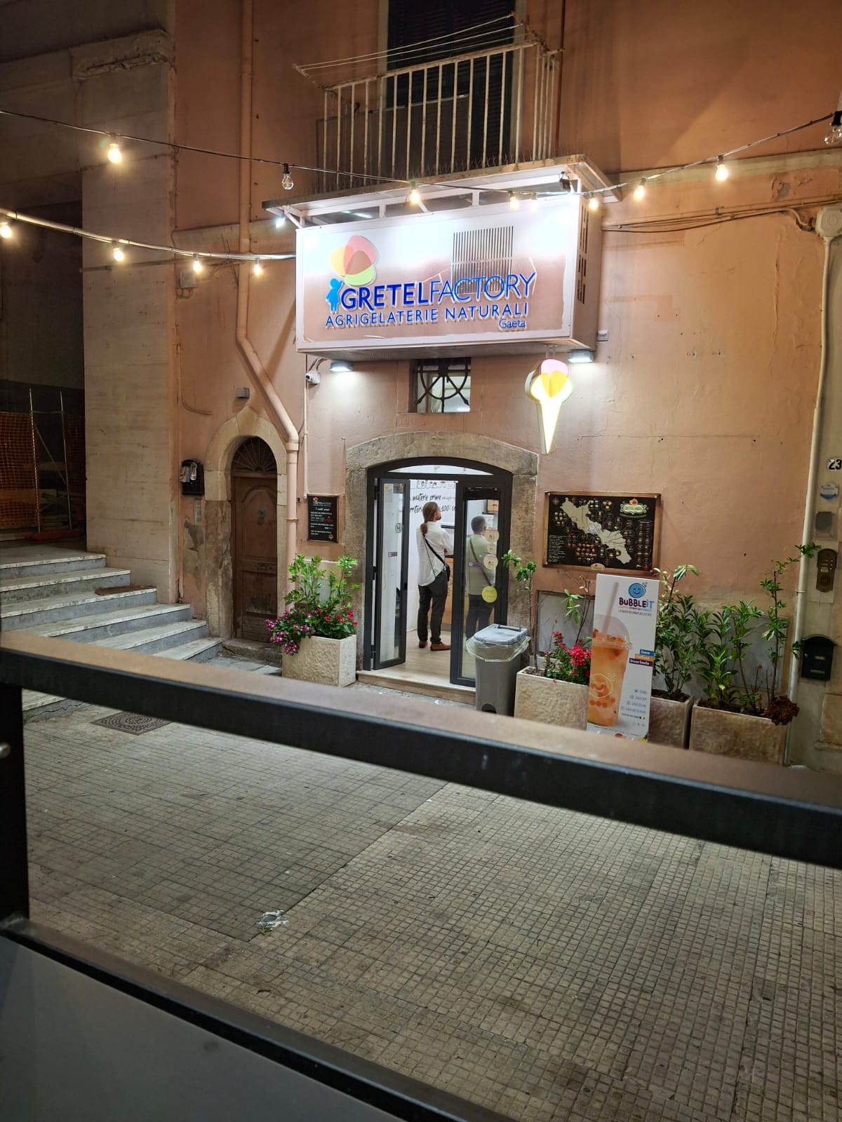 Un dettaglio della vetrina.