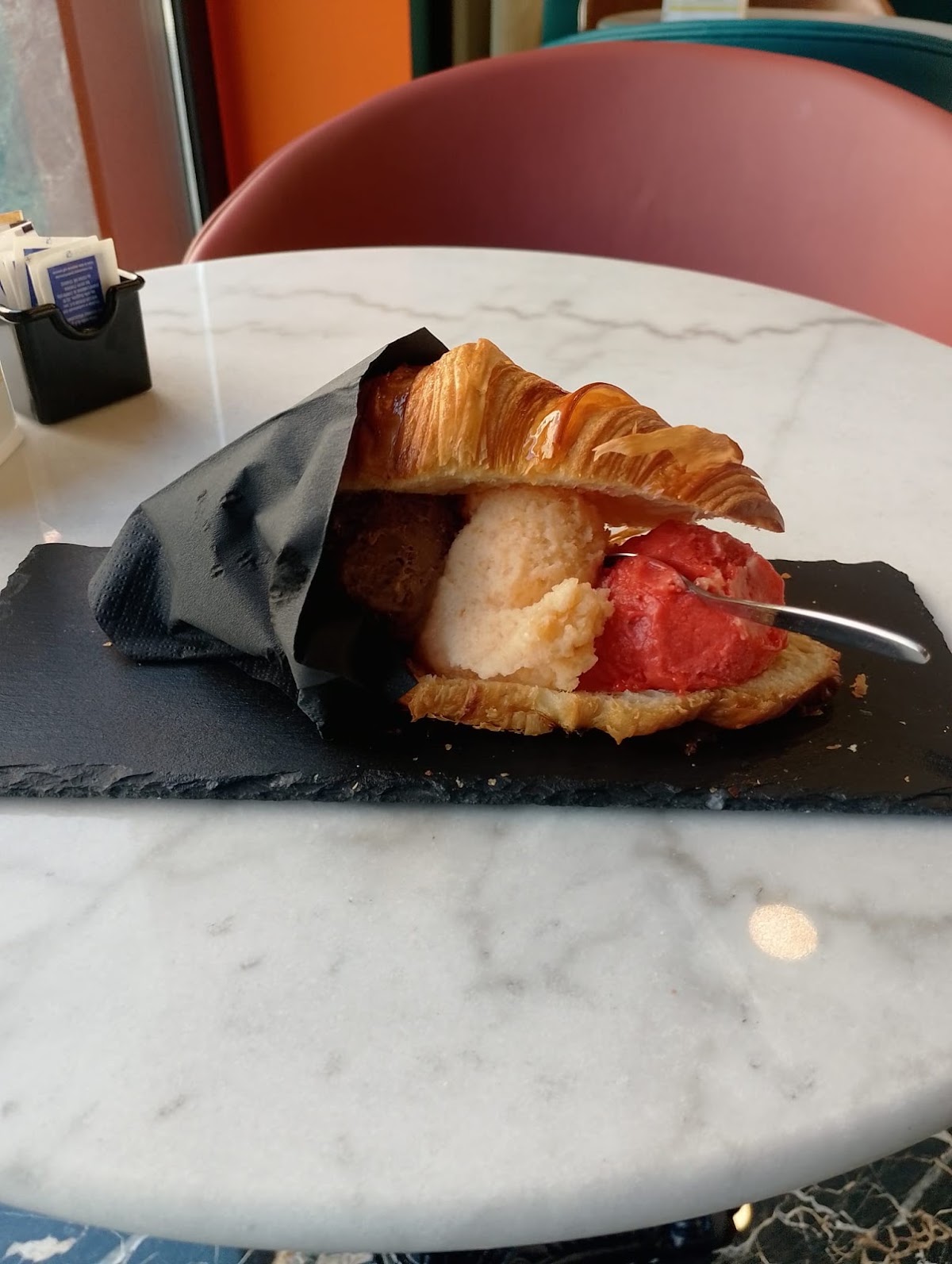 Le vaschette in vetrina.