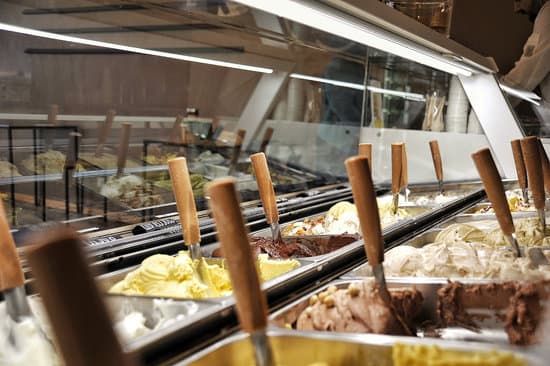 Il banco e la vetrina dei gusti.