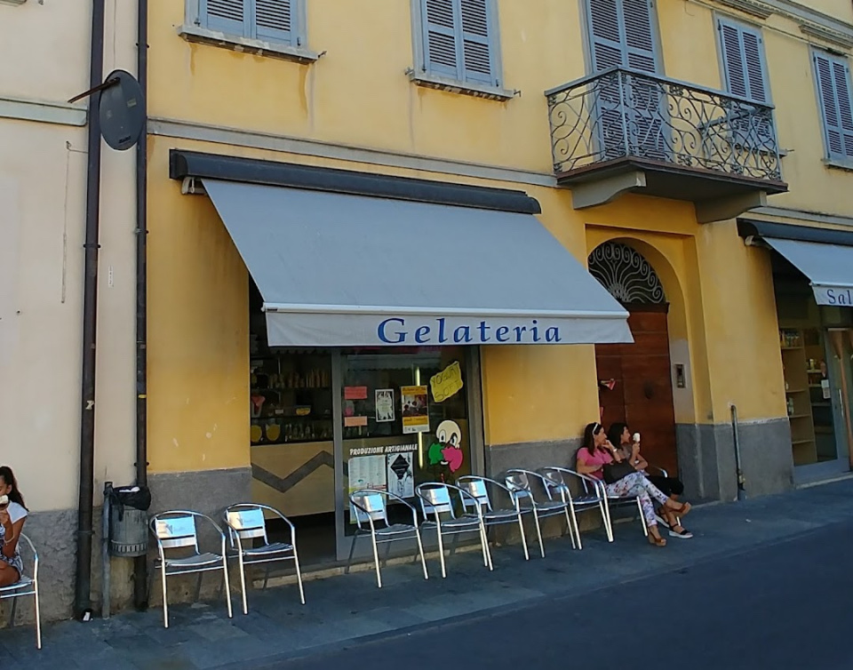 Il banco e la vetrina dei gusti.